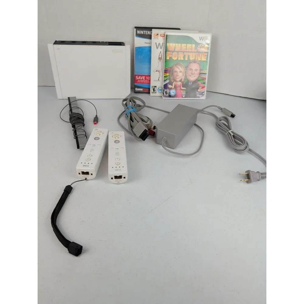 Nintendo Wii Launch Edition White Console RVL-001 CONTROLLERS + 3 Games
